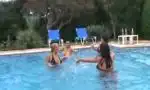 Девушки с большими формами прыгают в бассейне