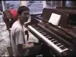 Парень играет тему из Марио на пианино