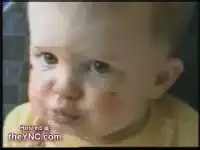 Ребенок ест вермишель и она вылазит через нос???