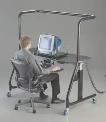 Компьютерный стол с повышенной комфортностью