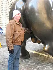 Издевательства над скульптурой быка с Уолл-стрит