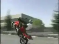 Очень опасный трюк на мотоцикле