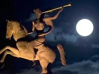 Ночью россияне наблюдали гигантскую луну