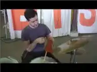 Вяжет и играет на барабанах