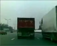 Водитель грузовика жжот