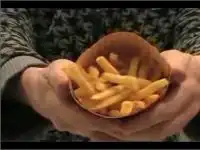 Чел рисует картофелем-фри