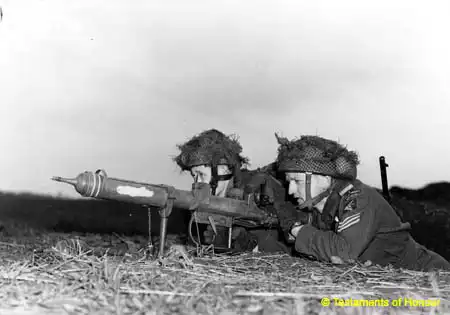 Английский 88-мм противотанковый гранатомет "PIAT"