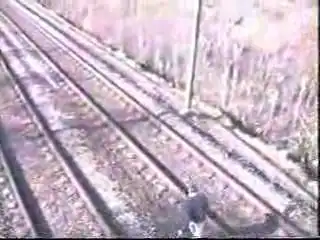Идиот vs поезд.