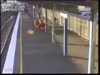 Не перебегай колею перед идущим поездом