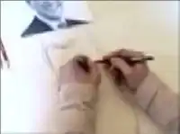 Рисует двумя руками одновременно