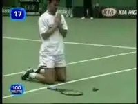 Теннисист сбил птичку. Даже извинился перед ней.