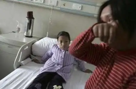 В Китае прооперировали девочку, у которой три руки