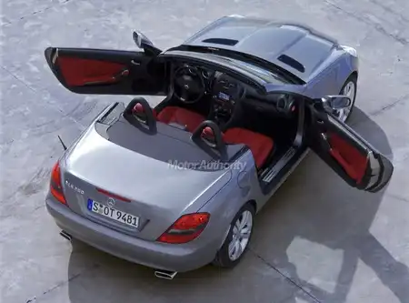 Mercedes порадовал почитателей порцией снимков обновленного спорткупе SLK 2008