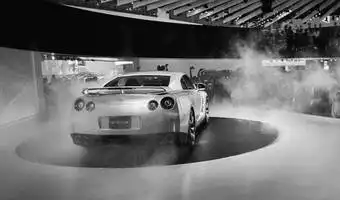 Они собирали Nissan GT-R: красивые, живые фотографии из мастерской