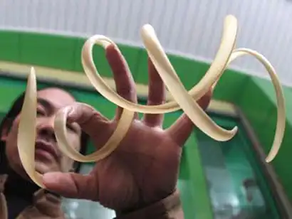 Китаец за 15 лет отрастил метровые ногти