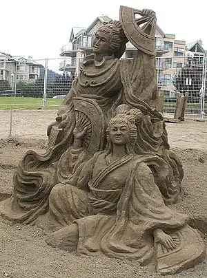 Разнообразные скульптуры из песка.