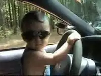 Ребенок жжет на машине