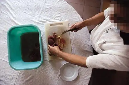Китайцы до сих пор едят новорожденных девочек