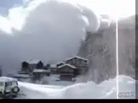 Огромная снежная лавина