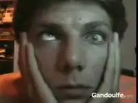 Парень двигает глазами раздельно