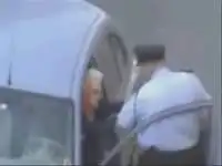 Полицейский бьет старушку