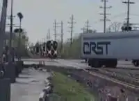 Поезд врезается в грузовик