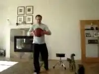 Опасный трюк на голове на мяче
