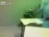 Учитель бьет учеников