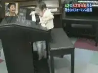 Японская девочка шпарит на синтезаторе