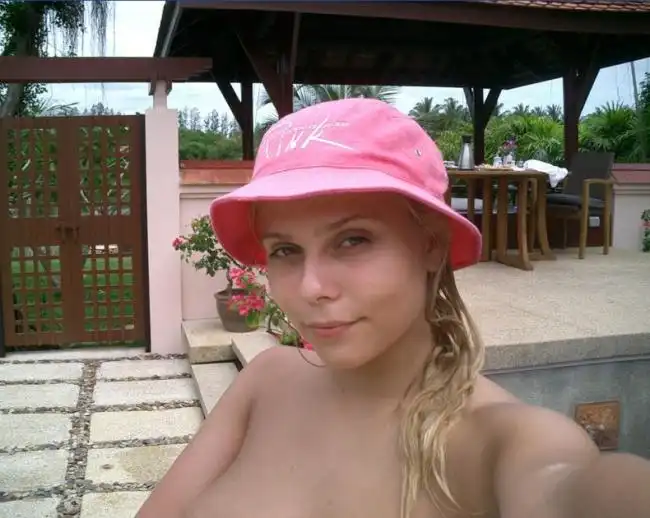 Ксения Новикова оның бетіндегі спермы