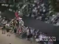 Классный трюк на мотоцикле
