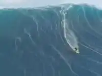 Серфингист на огромной волне