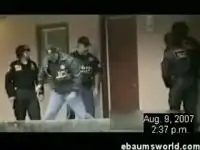 Полицейский не может справиться с дверью