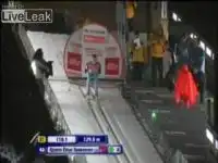 Прыжок с трамплина и жесткое приземление на одной лыже