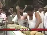 Мировой рекорд по разбиванию кокосов