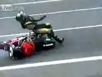Серьезное падение мотоциклиста