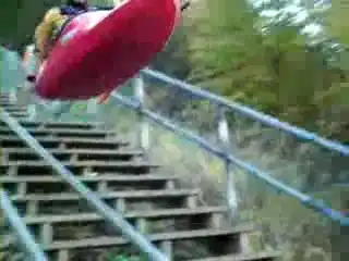 Опасный спуск с лестницы.