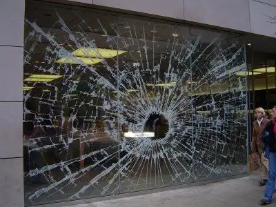 Разбитое окно магазина!