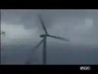 Разрушение огромного ветряка ураганным ветром