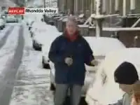 Дети закидали репортера снежками