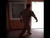 Военнослужащий прикольно танцует