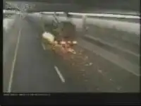 Огромный негабаритный грузовик разбился в тоннеле