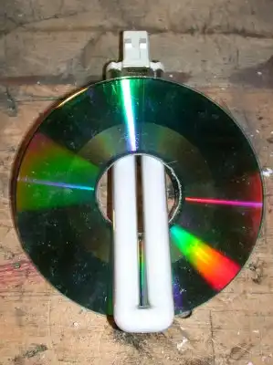 Как сделать лампу из старых ненужных дисков?