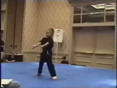 Девочка изумительно показывает свои навыки в карате