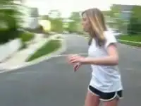 Девушка на скейтборде - это всегда опасно