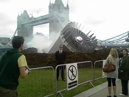 В центре Лондона упал НЛО - Великобритания в шоке.