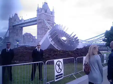 В центре Лондона упал НЛО - Великобритания в шоке.