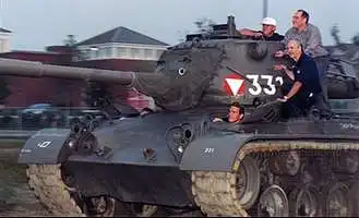 Арнольд Шварценеггер забрал из музея свой танк