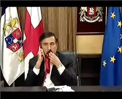 Зачем Саакашвили ест свой галстук?