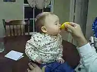 Ребенок и лимон
